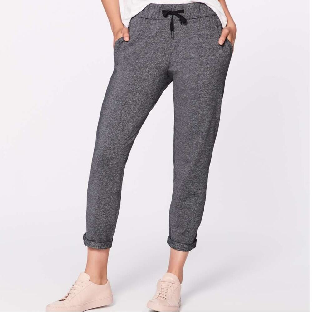 Lululemon On The Fly Pant Heathered Black Gray Size 8 EUC W5ASS Yoga Workout